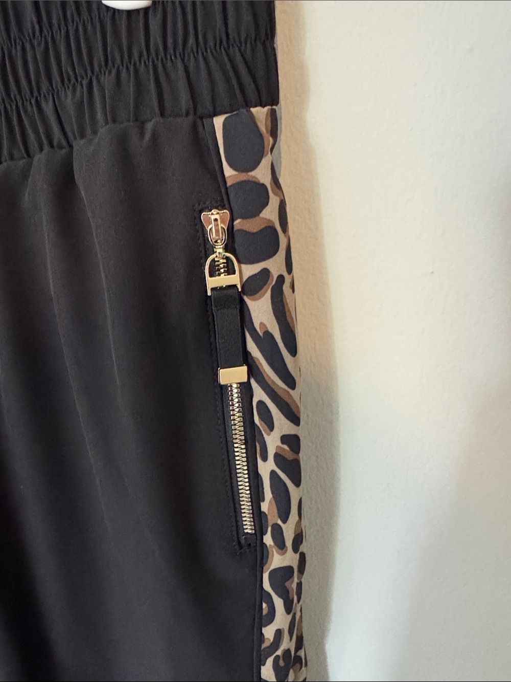 Zenergy by Chicos Black Jogger Pants w Cheetah Side Stripe UPF 50 Size 1.5 10 - Picture 2 of 6